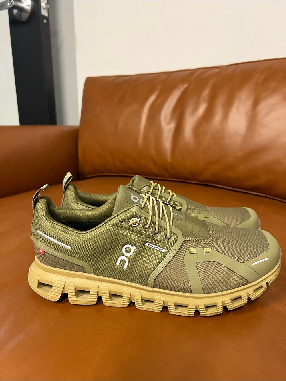 On Running MENS CLOUD 6 WATERPROOF OLIVE SAFARI SIZE 9